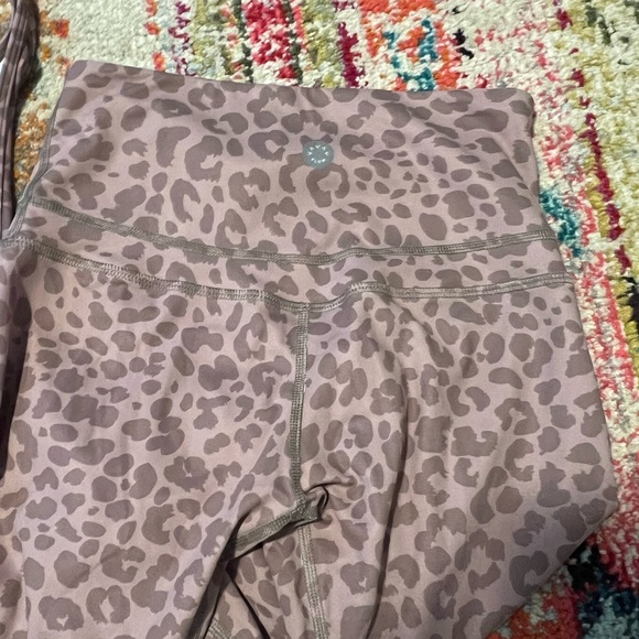 Matching Varley blush leopard print workout set, size XS, GUC. Worn 2-3x. - Picture 5 of 6